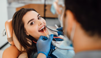 ผู้หญิงกำลังนอนทำฟันในคลินิกทันตกรรม